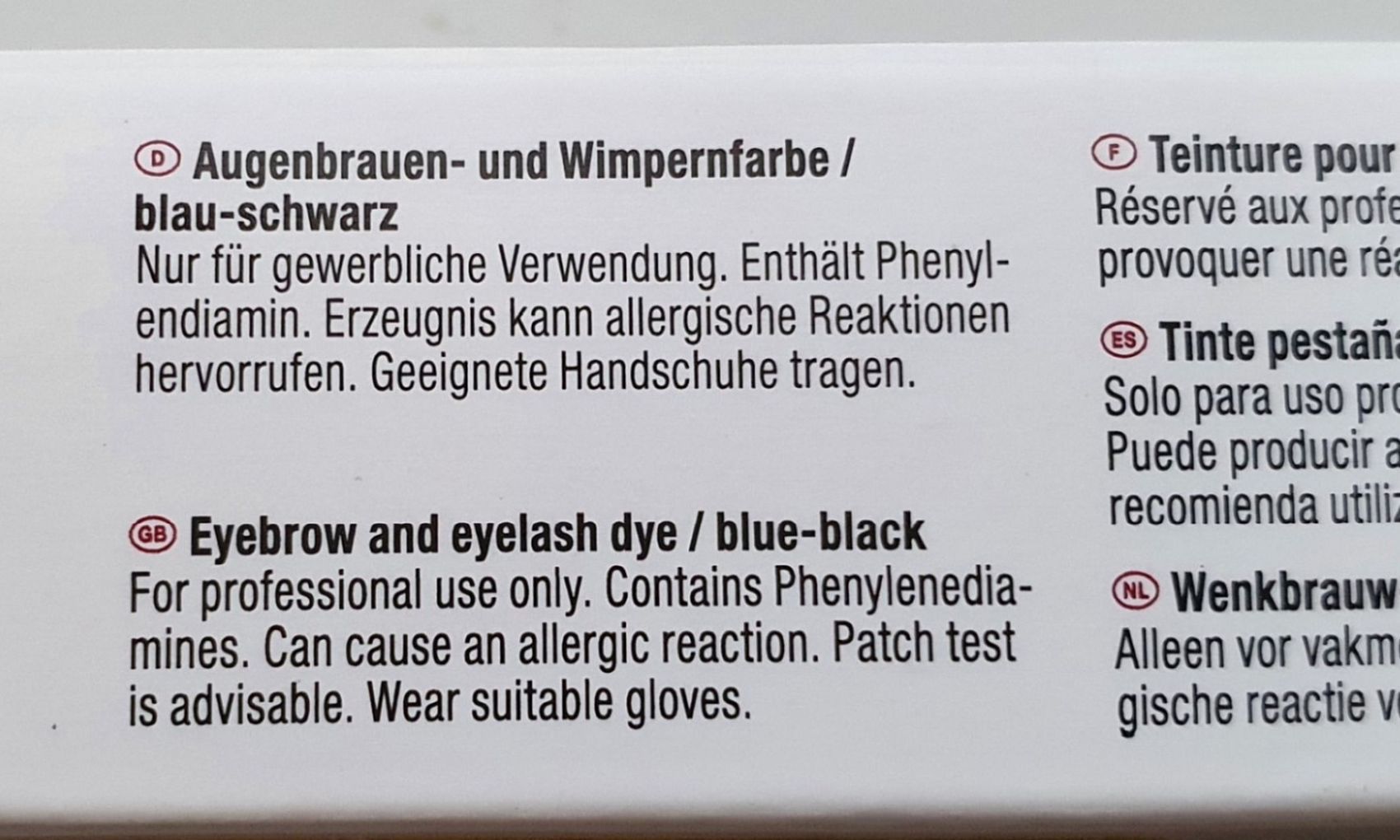 Auf dem Bild ist die Verpackung einer Augenbrauen- und Wimpernfarbe mit folgenden Hinweisen zu sehen: “Nur für gewerbliche Verwendung. Enthält Phenylendiamin. Erzeugnis kann alllergische Reaktionen hervorrufen. Geeignete Handschuhe tragen.”