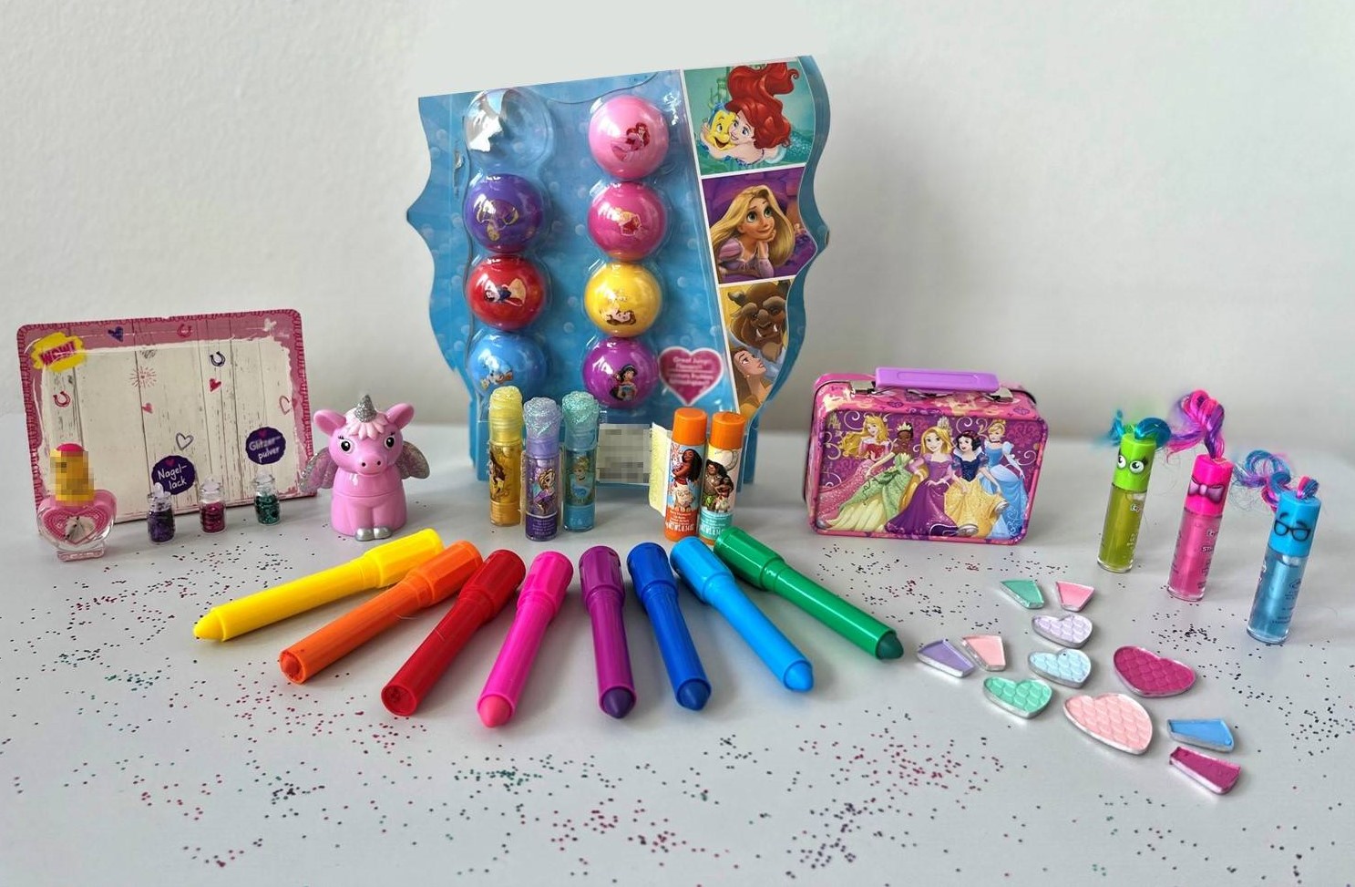 Foto mit Prinzessinnen-Schminkkoffer, bunten Schminkstiften, Kinderlidschatten und -nagellack