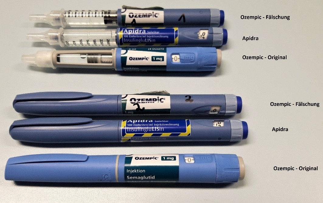 Es sind jeweils drei Pens mit unterschiedlichem Aussehen dargestellt, die den Produkten Ozempic®-Fälschung, Ozempic®-Fertigpen und Apidra®-Fertigpen zugeordnet sind