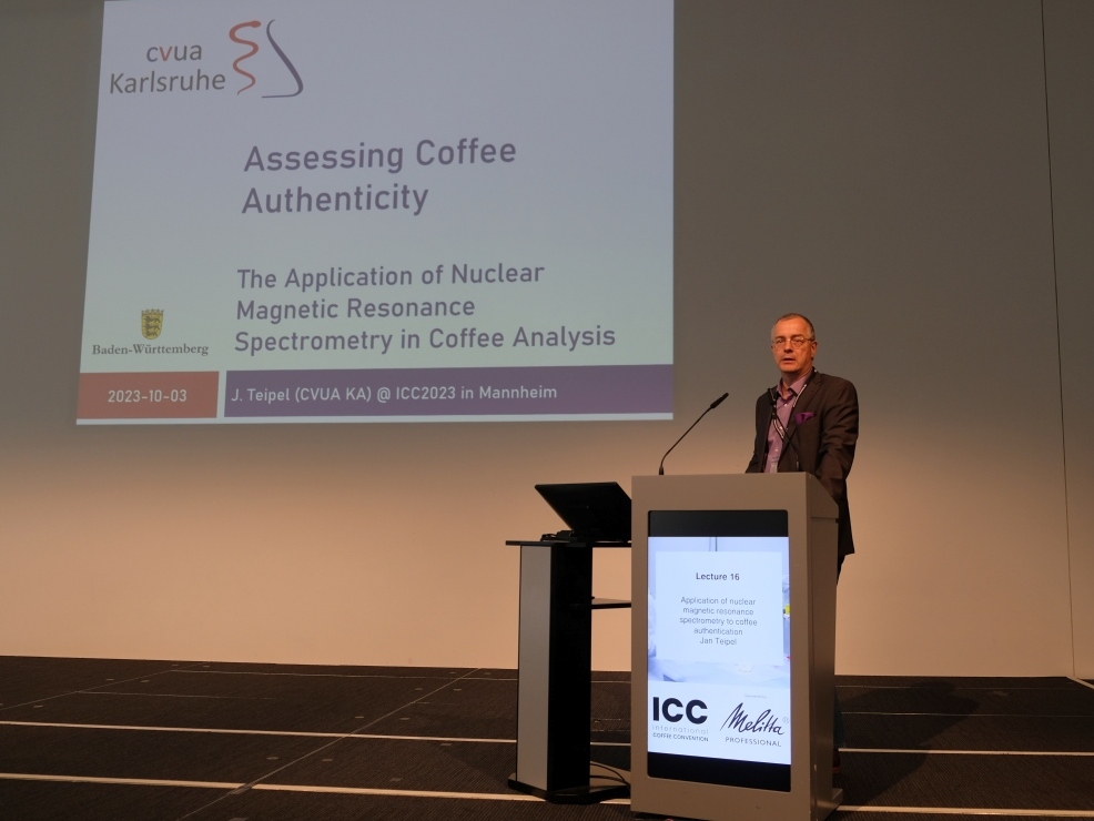 Die Abbildung zeigt Jan Teipel bei seinem Vortrag zur Überprüfung der Authentizität von Kaffee bei der International Coffee Convention (ICC) 2023