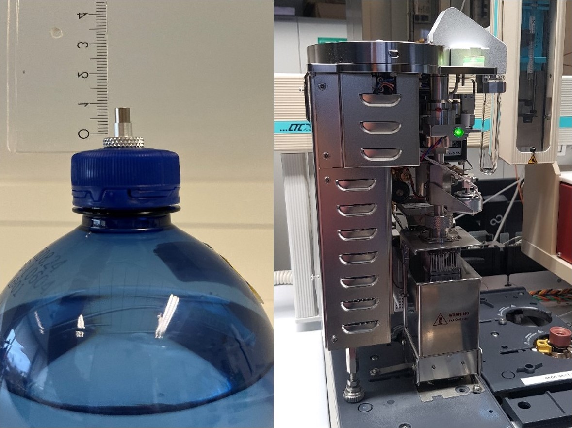 Auf dem linken Bild ist der obere Teil einer Wasserflasche zu sehen. Auf dem Deckel steht das 8mm große Probengefäß mit einem Maßstab im Hintergrund. Auf dem rechten Bild ist ein metallischer Aufsatz mit einem gläsernen Auffangbehältnis an der Seite zu sehen.