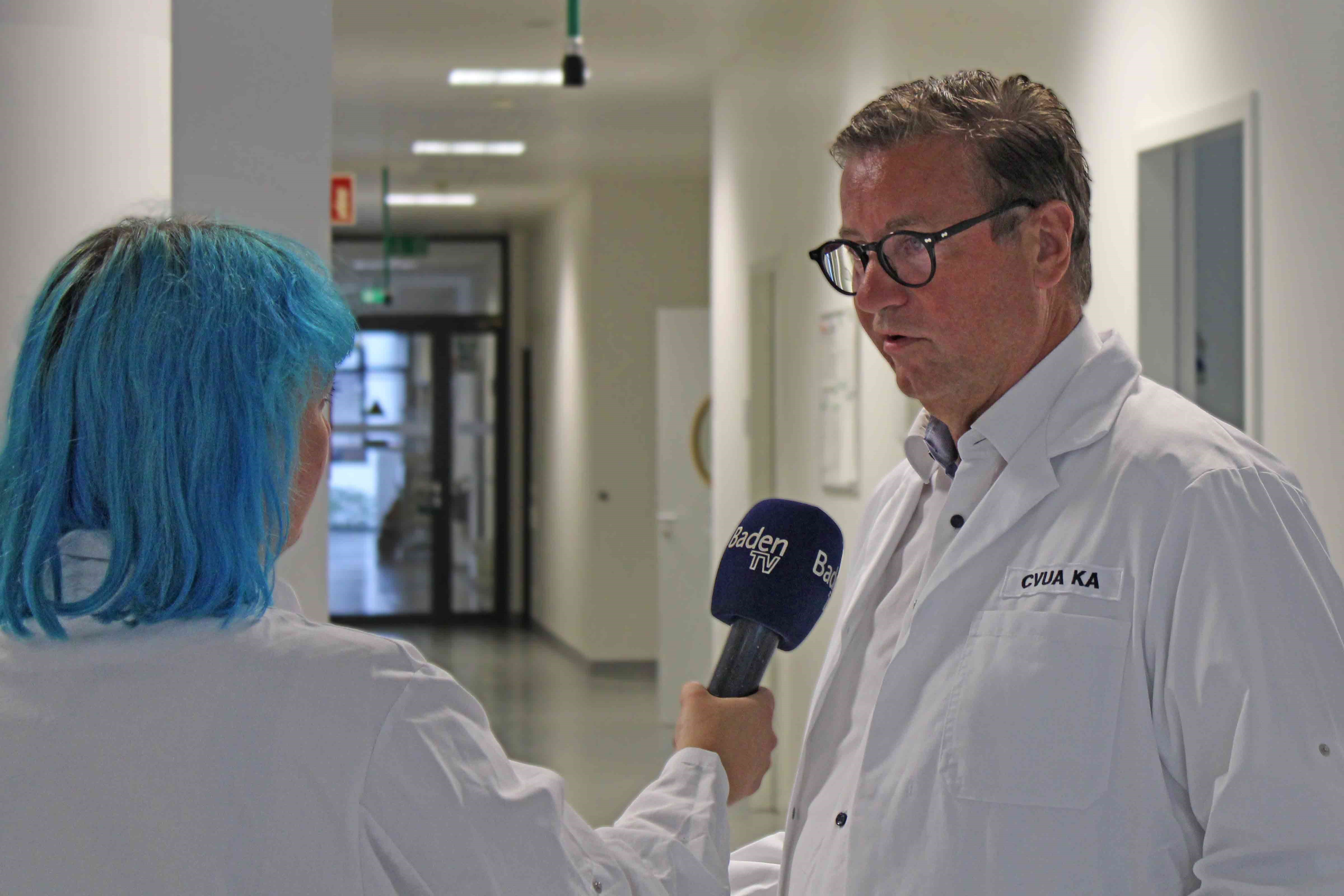 Auf der rechten Seite des Fotos ist Minister Peter Hauk MdL zu sehen. Links steht eine Redakteurin von BadenTV, die dem Minister ein Mikrofon hinhält.