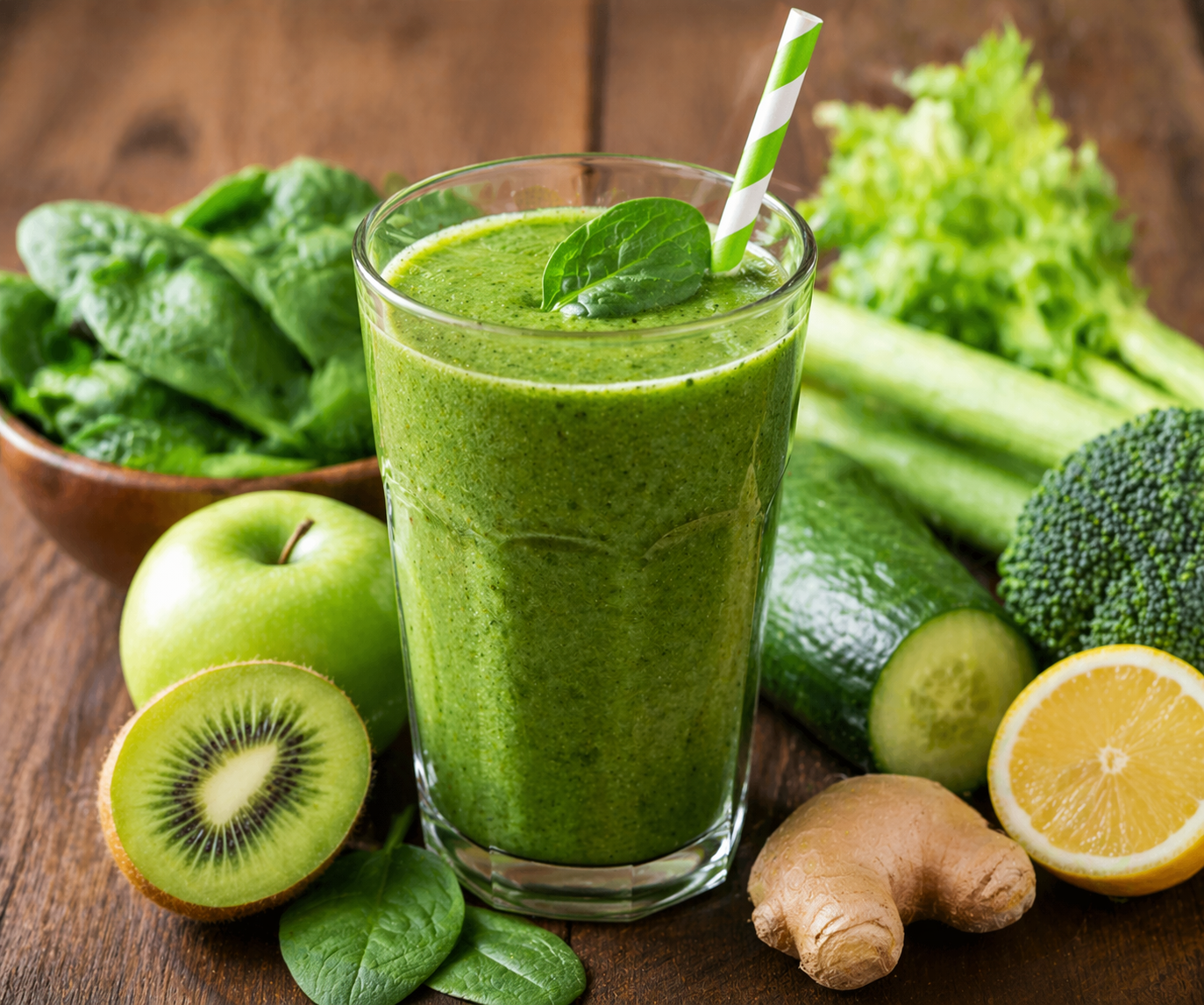 Das Bild zeigt ein Trinkglas mit einem Smoothie gefüllt und mit weiteren Zutaten dekoriert