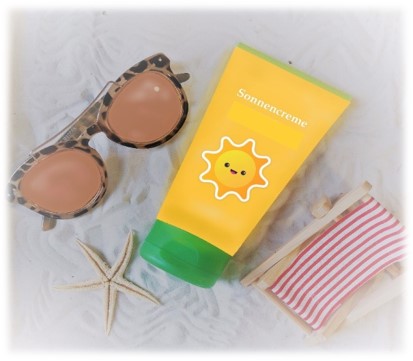 Auf dem Bild ist eine Tube Sonnencreme am Strand zusehen, flankiert von einer Sonnenbrille, einer Sonnenliege und einem Seestern.