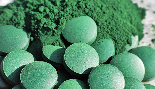 Foto: pulverförmige und in Tabletten gepresste Spirulinaprodukte.