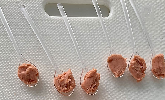 Veganes Erzeugnis nach Art einer Teewurst.