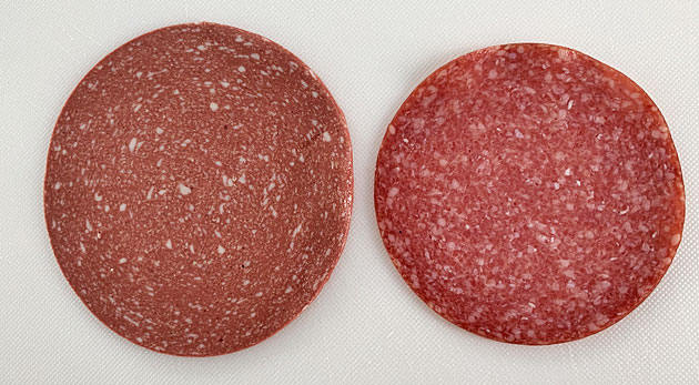 Vergleich Salami: vegan (links) und Klassik.