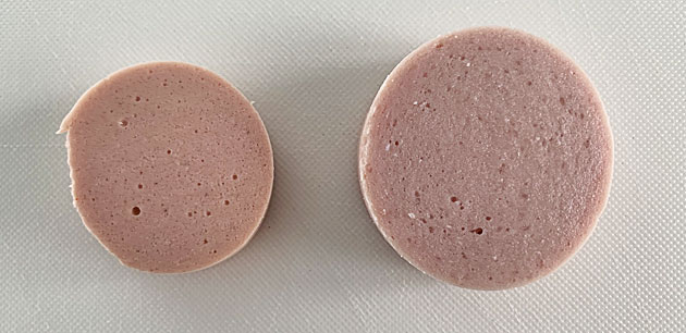 Vergleich Fleischwurst: vegetarisch (links) und Klassik.