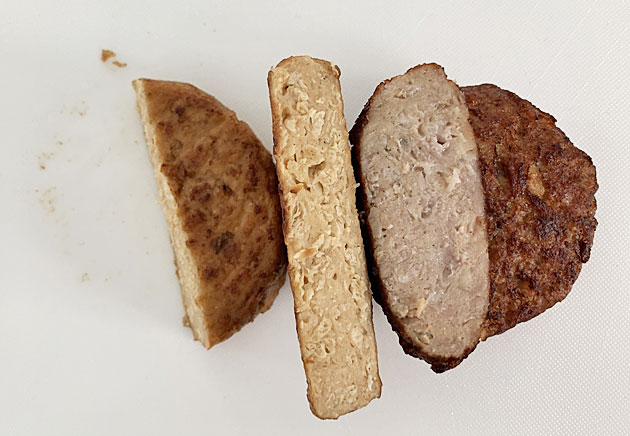 Vergleich Frikadelle: vegan (links) und Klassik.