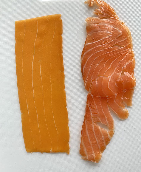 Vergleich Rucherlachs: vegan (links) und Klassik.