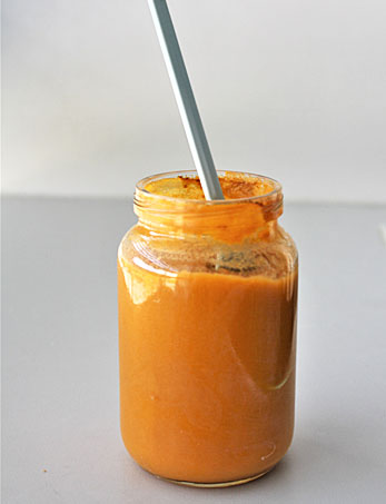 Das Bild zeigt ein Foto von einem geffneten Glas mit ockerfarbenem Inhalt und einem Lffel.